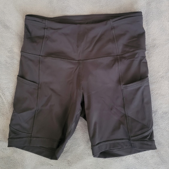 NWOT Lululemon Biker Shorts 5in size 4 with pockets - Picture 1 of 8